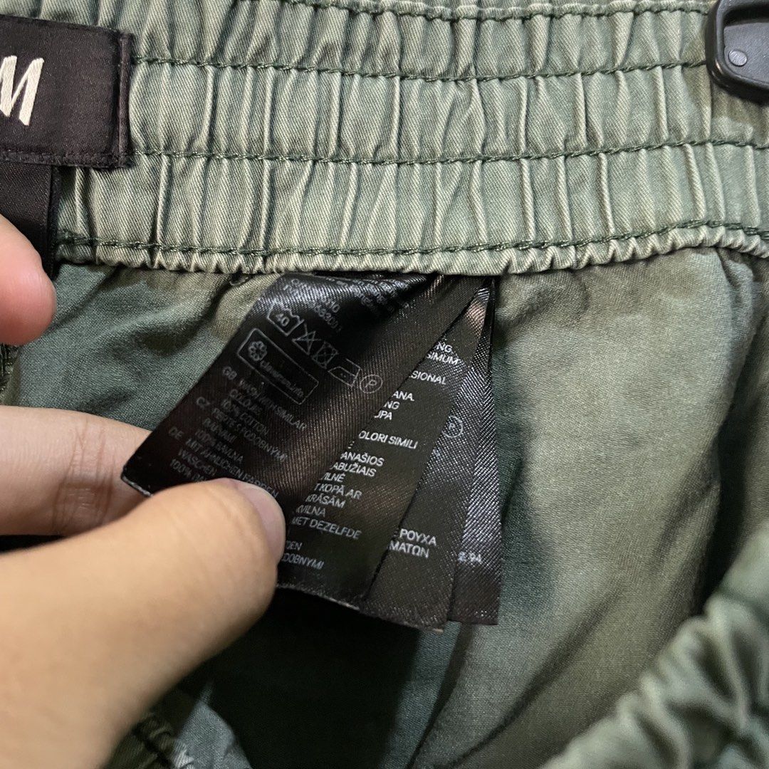 H&M short (Category: Shorts) located in Taguig. Submitted by thriftstar2 (Listing ID 1471279912, Image 3). Description: W 17 L 15 Color rate 9/10 Size M No issue.