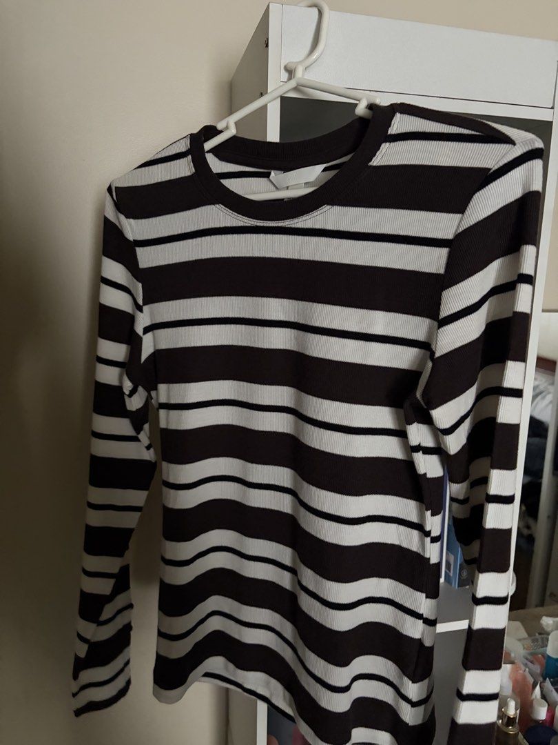 H&M Striped Long Sleeve Fall / Autumn Top (Category: Longsleeves) located in Mandaluyong City. Submitted by sweetberrry (Listing ID 1471223078, Image 3). Description: color on camera may differ size: xs never worn out .