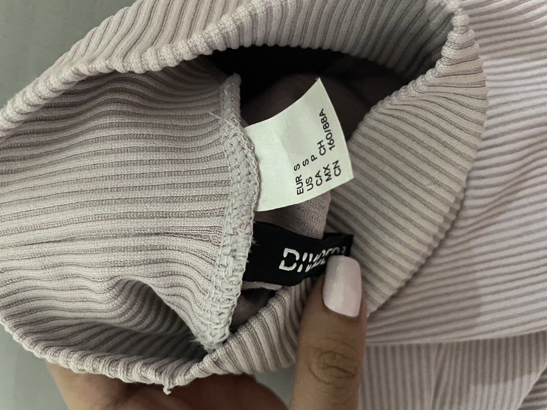 H&M turtle neck top (Category: Blouses) located in Manila. Submitted by hubaderascloset (Listing ID 1471264539, Image 2). Description: .
