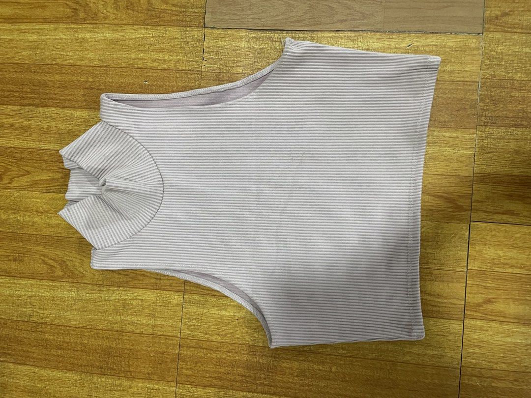 H&M turtle neck top (Category: Blouses) located in Manila. Submitted by hubaderascloset (Listing ID 1471264539, Image 1). Description: .