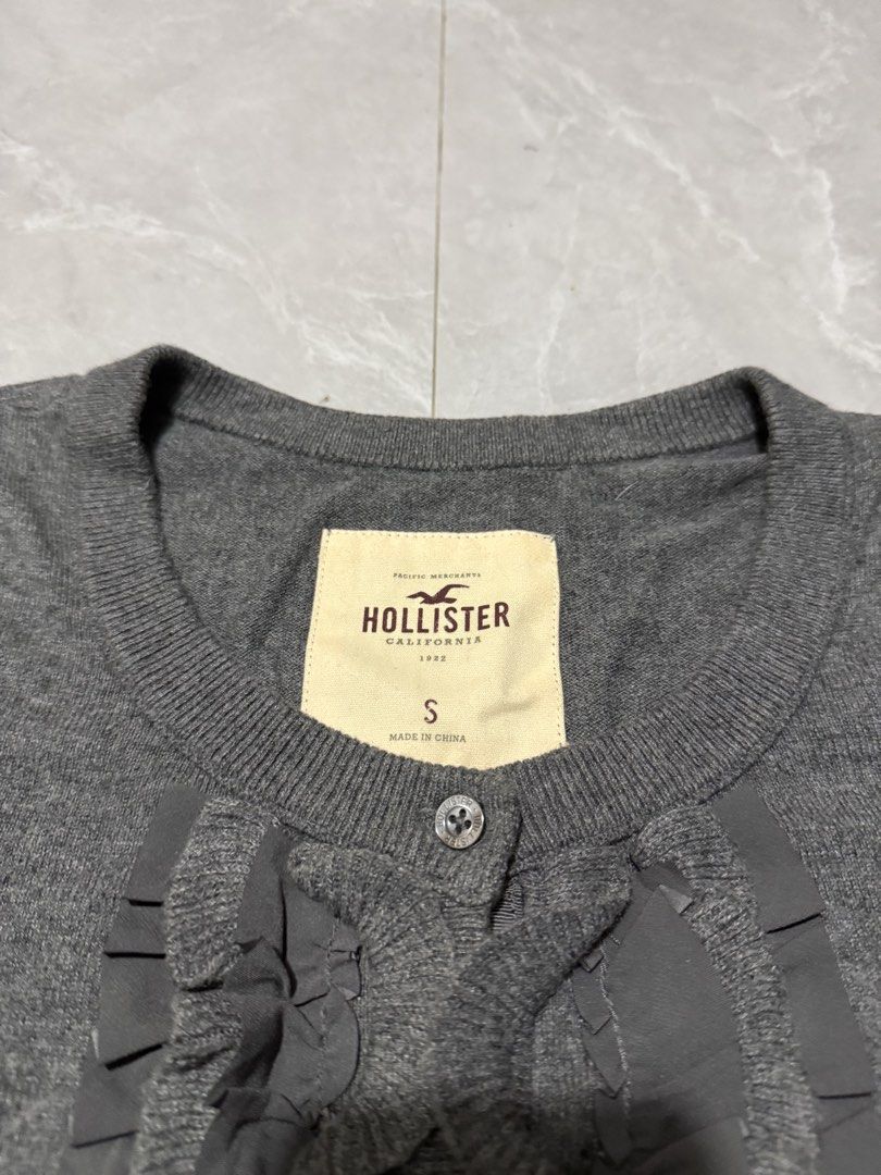 Hollister Ruffle Front Cardigan Sweater (Category: Longsleeves) located in Calumpit. Submitted by Essentiality (Listing ID 1471266726, Image 3). Description: Hollister Ruffle Front Cardigan Sweater 15x20.5 S on tag ₱1,500.