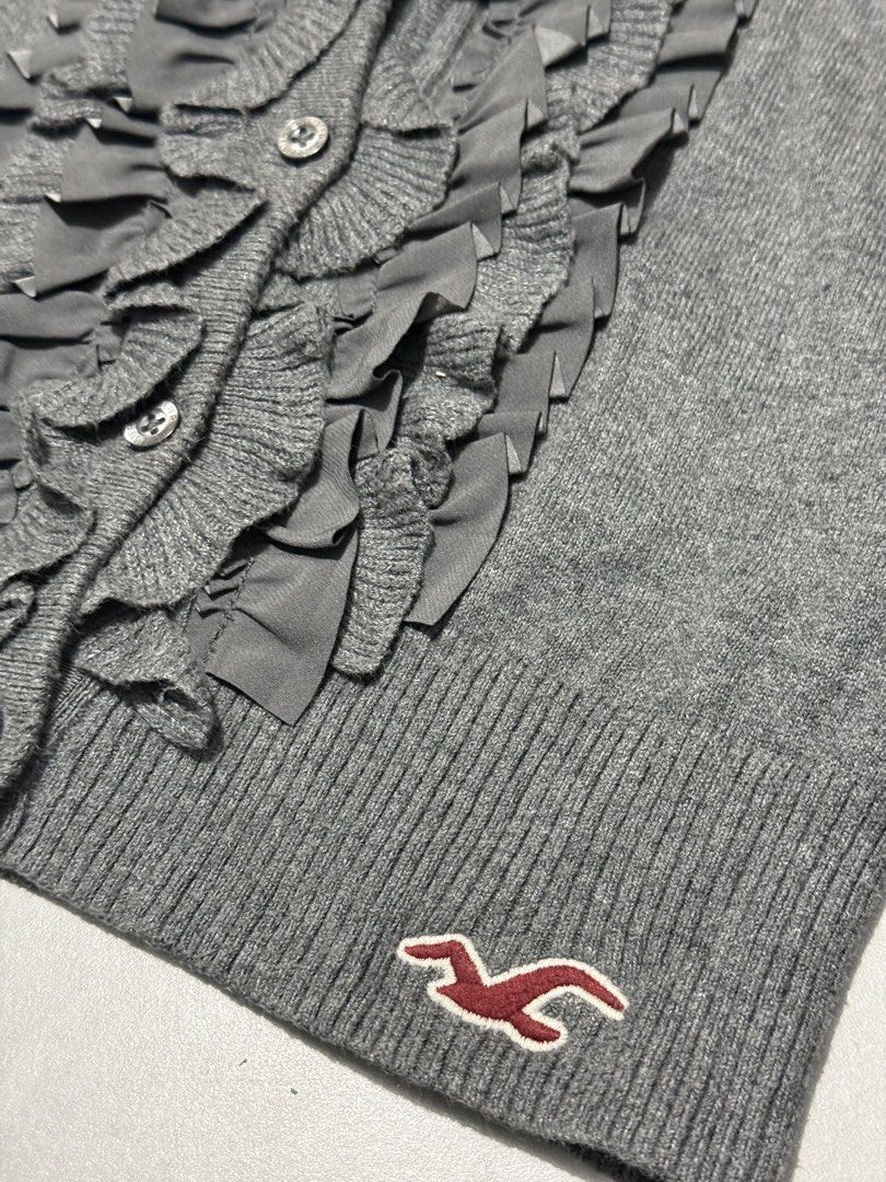 Hollister Ruffle Front Cardigan Sweater (Category: Longsleeves) located in Calumpit. Submitted by Essentiality (Listing ID 1471266726, Image 2). Description: Hollister Ruffle Front Cardigan Sweater 15x20.5 S on tag ₱1,500.