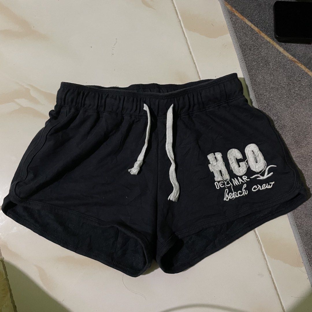 Hollister y2k Shorts (Category: Shorts) located in San Quintin. Submitted by polasolah (Listing ID 1471230206, Image 1). Description: Hollister Y2K short size:25-26, 11inch length .