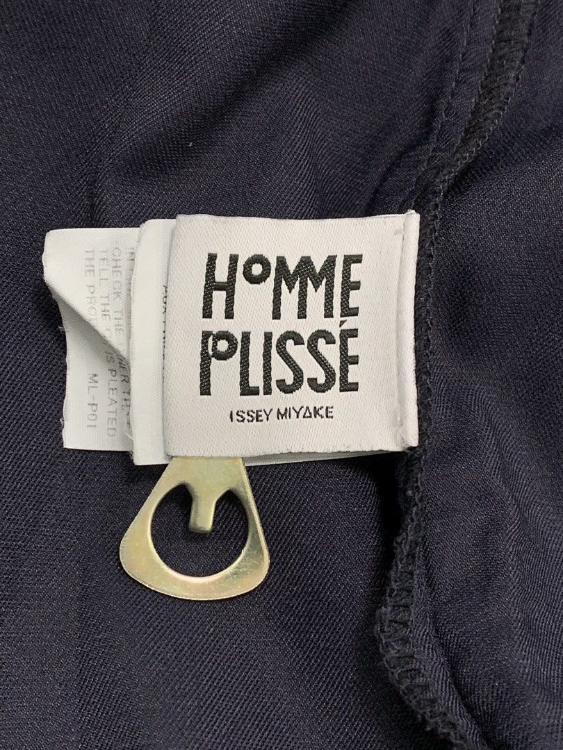 HOMME PLISSE - ISSEY MIYAKE EDGE ENSEMBLE JACKET (Category: Coats, Jackets and Outerwear) located in Cavite. Submitted by ___layern0ne (Listing ID 1471248167, Image 3). Description: Design & Material Features • Wide Accordion Pleats: Unlike the thinner pleats seen on standard baseline garments, the Edge Ensemble series utilizes wider, distinct architectural folds that provide a structural silhouette • Semi-Gloss Finish: The 100% technical polyest