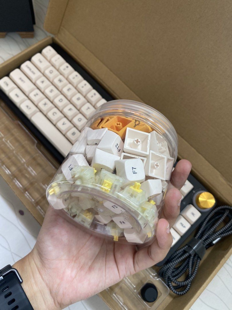 Homoo KF068 Mechanical Keyboard (Category: Computer Keyboard) located in Quezon City. Submitted by ancmjjj (Listing ID 1471169797, Image 2). Description: Homoo KF068 Mechanical Keyboard with: - Gateron Milky Yellow switches - Honey Milk XDA Profile keycaps - ALL KEYS WORKING, can send video thru v1b3r showing all keys working if requested - Includes USB-A to USB-C cable - I replaced the volume knob with a custom gold but will include the original