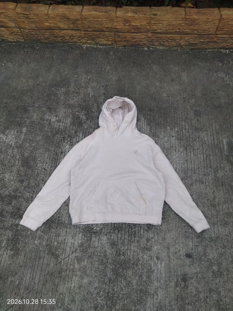 Hoodie Boxy Cream (Category: Coats, Jackets and Outerwear) located in Caloocan City. Submitted by haruconcep52476 (Listing ID 1471167103, Image 1). Description: Size Medium on tag Dimensions W23×25 Need wash.