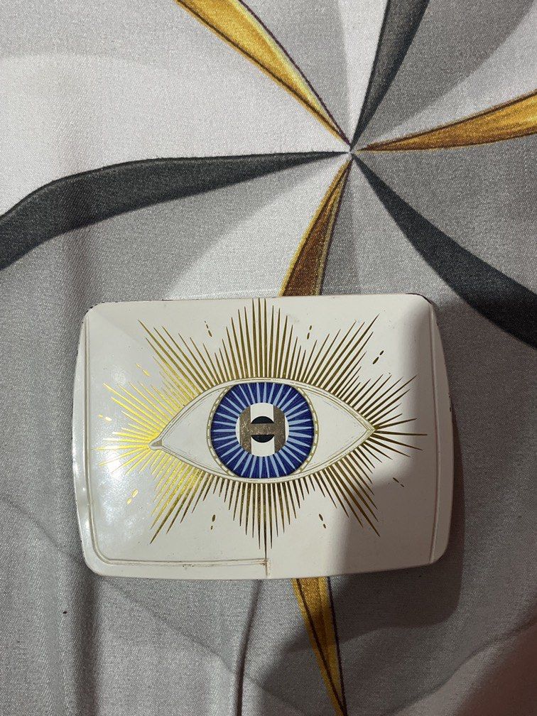 Hourglass Evil Eye Pallete (Category: Makeup) located in Cabanatuan. Submitted by xchelzx (Listing ID 1471187833, Image 1). Description: .