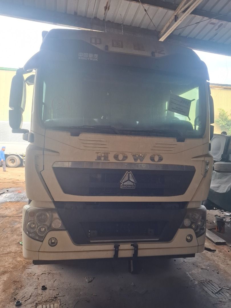 Howo 6w 10 stud wing van truck (Category: Heavy Vehicles) located in Caloocan City. Submitted by wilson.raha5-20481 (Listing ID 1471131419, Image 2). Description: Howo 6w 10 stud wing van truck.
