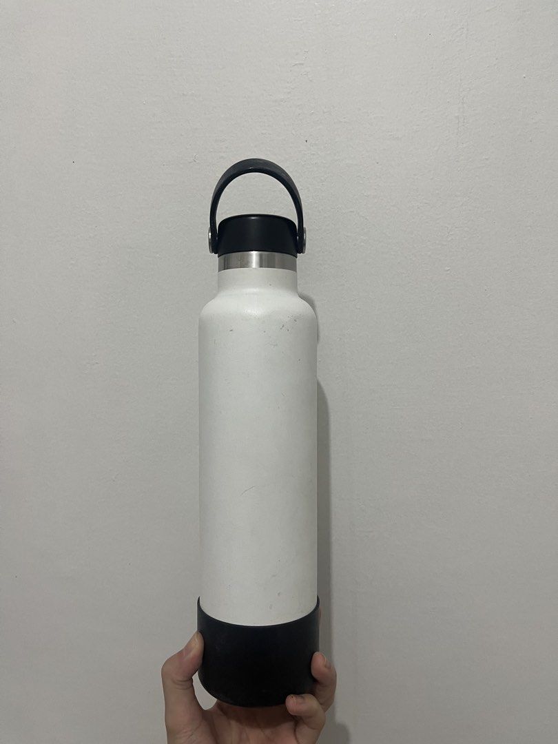Hydro Flask White Water Bottles Set (Category: Water Bottles & Tumblers) located in Cavite. Submitted by sofiamaxyy (Listing ID 1471268957, Image 3). Description: 300 each hydro flask 500 if both kukunin Two white Hydro Flask bottles in different sizes. Both come with black lids and black silicone boots. The taller bottle has a noticeable dent near the top and some scuff marks on the body. Smaller one is in better shape with minor wear around the