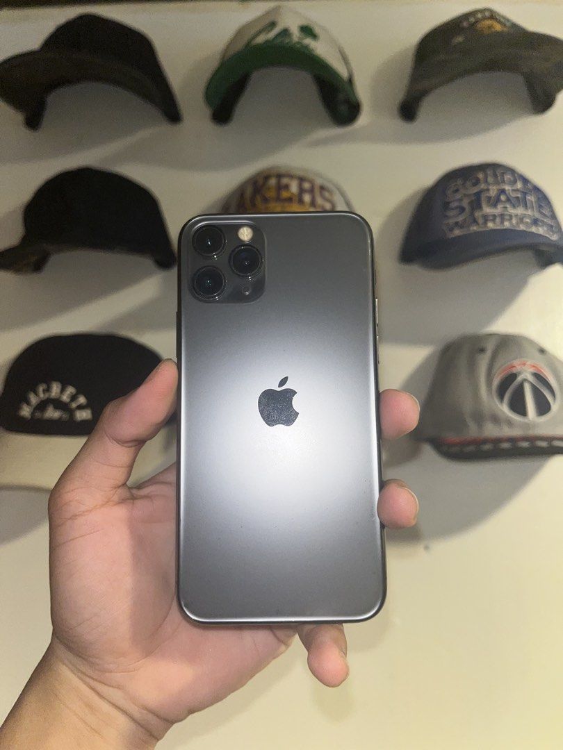 iphone 11 pro (Category: iPhone 11 Series) located in Manila. Submitted by reyuchida (Listing ID 1471237056, Image 1). Description: - purchased from smart, openline na - no issue no history of repair - lady owned makinis na makinis pa - service battery health - 256 gb inclusions: unit, orig box, phone case, chord.