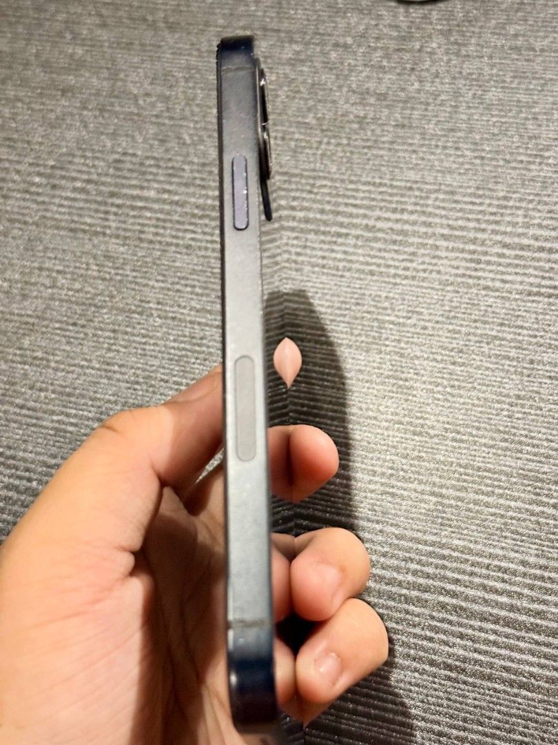 iphone 12 256GB Factory Unlocked (Category: iPhone 12 Series) located in Las Pinas. Submitted by traderzens (Listing ID 1471273710, Image 3). Description: PLEASE READ/BASAHIN MUNA SELLING AS IS 9000 FIX 📱 iPhone 12 5G | 256GB | FU ANY SIM • BH 100% (Genuine) • OLED Replacement Screen w/ True Tone ✅ • NO iCloud ✅ • Inclusions: Unit, Cord & Case ONLY 8.5/10 Physical Condition – signs of use/slight paint chips ⚠️ Issues: • FACE ID working, it can r