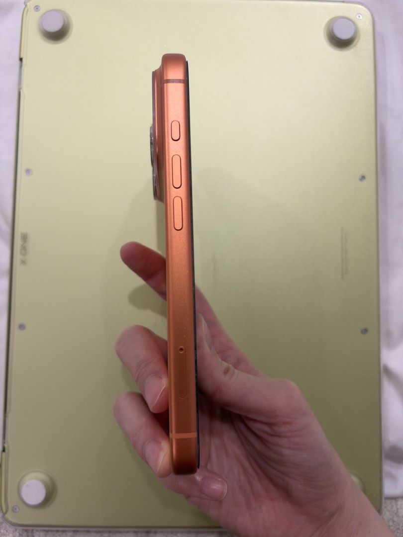 iPhone 17 pro (Category: iPhone 17 Series) located in Quezon City. Submitted by rachellec (Listing ID 1471285469, Image 2). Description: 93% battery health HK No issues .