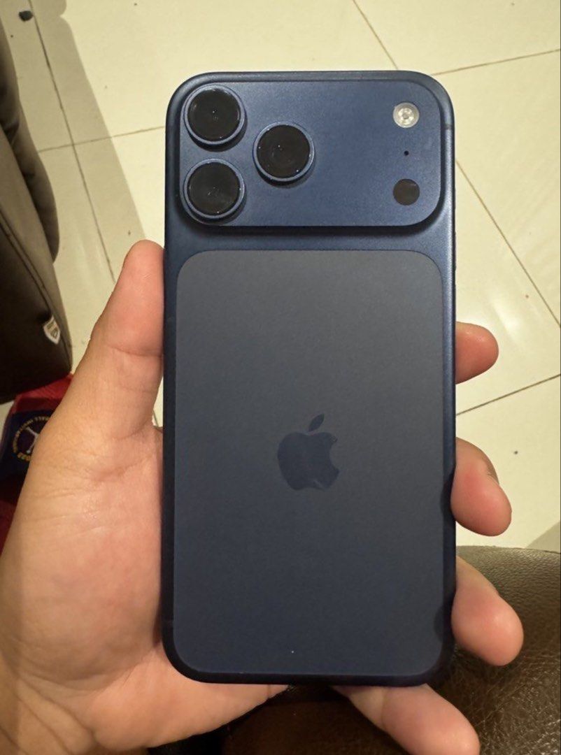 Iphone 17 promax (Category: iPhone 17 Series) located in Manila. Submitted by alexar288 (Listing ID 1471236661, Image 2). Description: complete wd box 100% batt health no issue wd case asap.