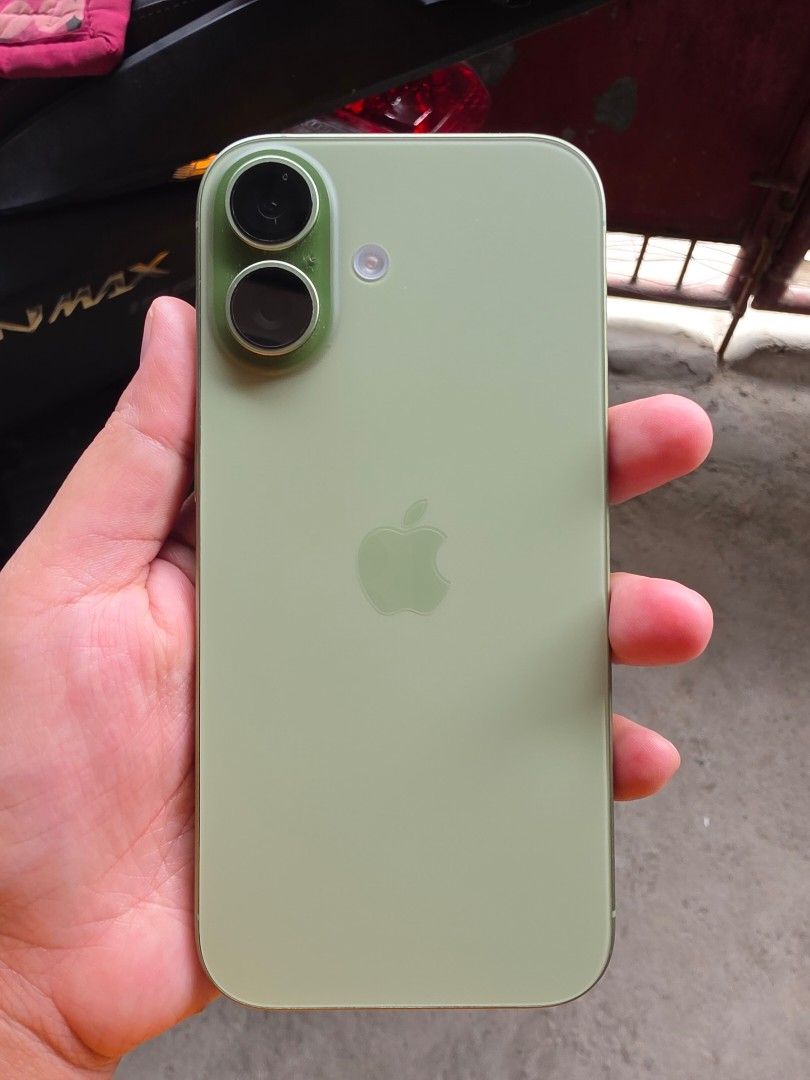 iPhone 17 sage 512gb (Category: iPhone 17 Series) located in Malabon City. Submitted by jumarehhh (Listing ID 1471154744, Image 2). Description: Selling my iphone 17 SAGE, di masyadong nagagamit extra phone lang. 512gb Under warranty til May 2027 Unit & Orig box included Openline, NTC No issues, dents, scratches 65k nego 📍Malabon.