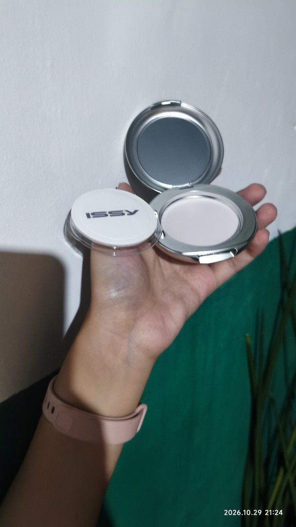 Issy Fixing Powder Compact with Mirror and Puff (Category: Makeup) located in Taguig. Submitted by preloved_city (Listing ID 1471149427, Image 2). Description: - Brand: Issy - Product: Fixing Powder Compact - Shade: Translucent (lightweight formula to control shine) - Condition: Brand new / unused (box opened for photos only) - Inclusions: Original box, built-in mirror, and application puff - Manufacture Date: 05/2026 - Expiry Date: 05/2029 .