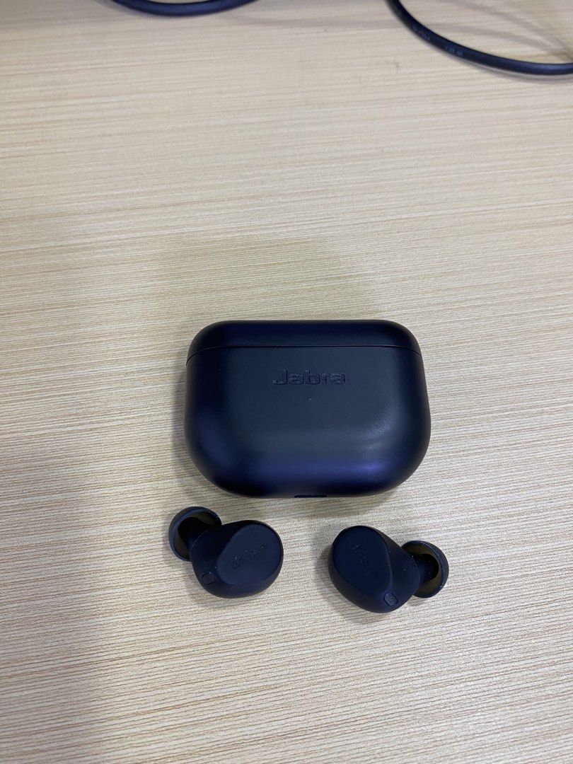 Jabra elite 8 active Authentic original (Category: Earphones) located in Quezon City. Submitted by laine_191704 (Listing ID 1471236133, Image 3). Description: Jabra elite 8 active Authentic original Bought in Australia Dm for more details thank you .