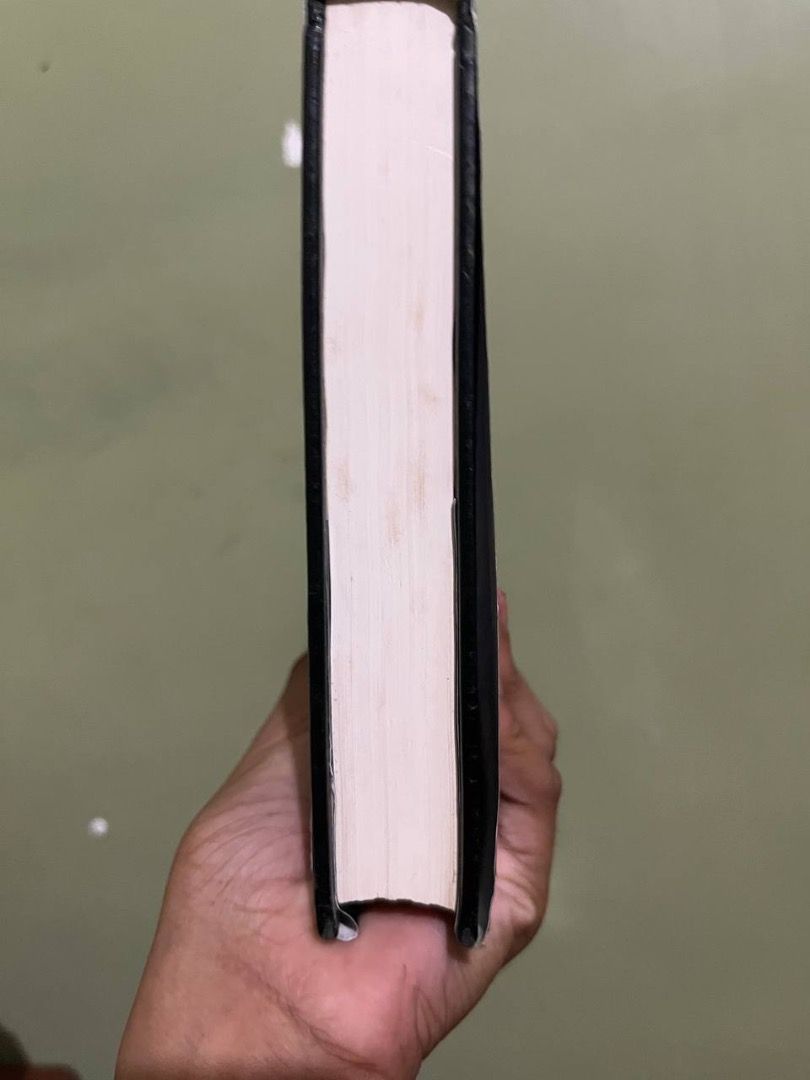 John Hedgecoe - The Photographer's Handbook (Fully Revised 3rd Edition) (Category: Storybooks) located in Carmen. Submitted by grei.librongbaligya. (Listing ID 1471187404, Image 3). Description: John Hedgecoe - The Photographer's Handbook (Fully Revised 3rd Edition) Noticeable paper foxing at the upper page edges. Hardbound. .