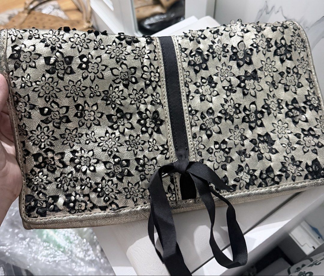 Kate Spade (Category: Shoulder Bags) located in Manila. Submitted by prelovedbygayle (Listing ID 1471283935, Image 2). Description: Authentic With signs of use.