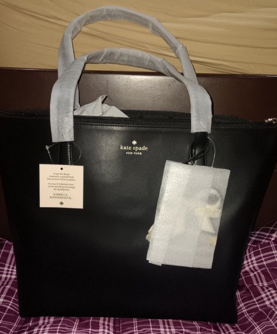Kate Spade totebags (Category: Tote Bags) located in Las Pinas. Submitted by 030700 (Listing ID 1471156009, Image 1). Description: never used. nakatago lang 2 available *gifted so may name sa tags original- yes price: set 7k or per bag 4k las piñas.
