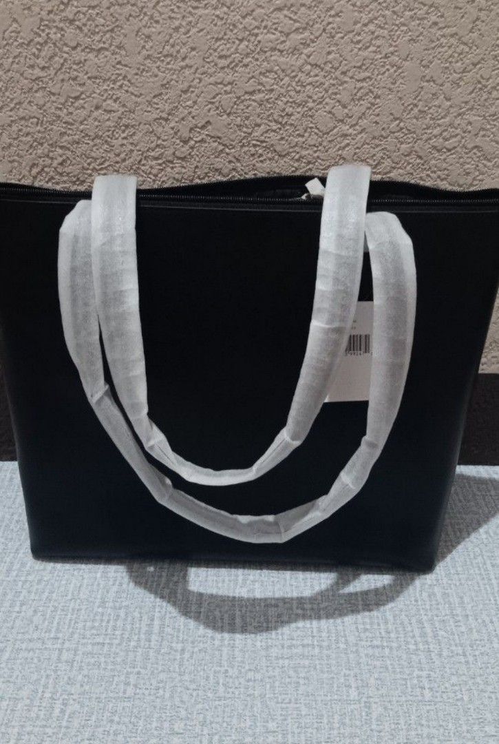 Kate Spade totebags (Category: Tote Bags) located in Las Pinas. Submitted by 030700 (Listing ID 1471156009, Image 3). Description: never used. nakatago lang 2 available *gifted so may name sa tags original- yes price: set 7k or per bag 4k las piñas.