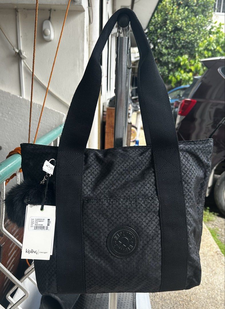 Kipling Era S tote bag (Category: Tote Bags) located in Cebu City. Submitted by regssabuero (Listing ID 1471143877, Image 1). Description: ✅Authentic kipling onhand ✅Meron hologram sticker for authentication ✅available color: black 🫴 price 2800 Pm me in my fb account: regs sabuero We accept LBC COD/COP.