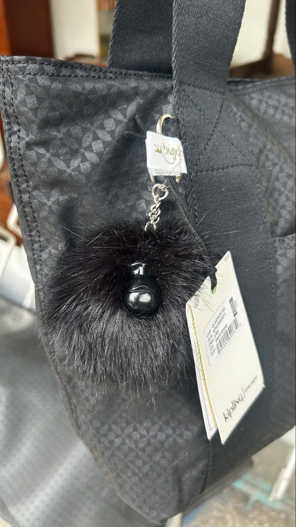 Kipling Era S tote bag (Category: Tote Bags) located in Cebu City. Submitted by regssabuero (Listing ID 1471143877, Image 3). Description: ✅Authentic kipling onhand ✅Meron hologram sticker for authentication ✅available color: black 🫴 price 2800 Pm me in my fb account: regs sabuero We accept LBC COD/COP.