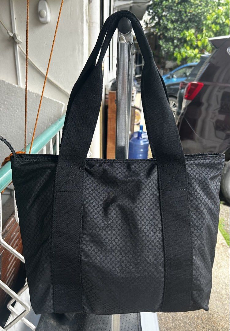 Kipling Era S tote bag (Category: Tote Bags) located in Cebu City. Submitted by regssabuero (Listing ID 1471143877, Image 2). Description: ✅Authentic kipling onhand ✅Meron hologram sticker for authentication ✅available color: black 🫴 price 2800 Pm me in my fb account: regs sabuero We accept LBC COD/COP.