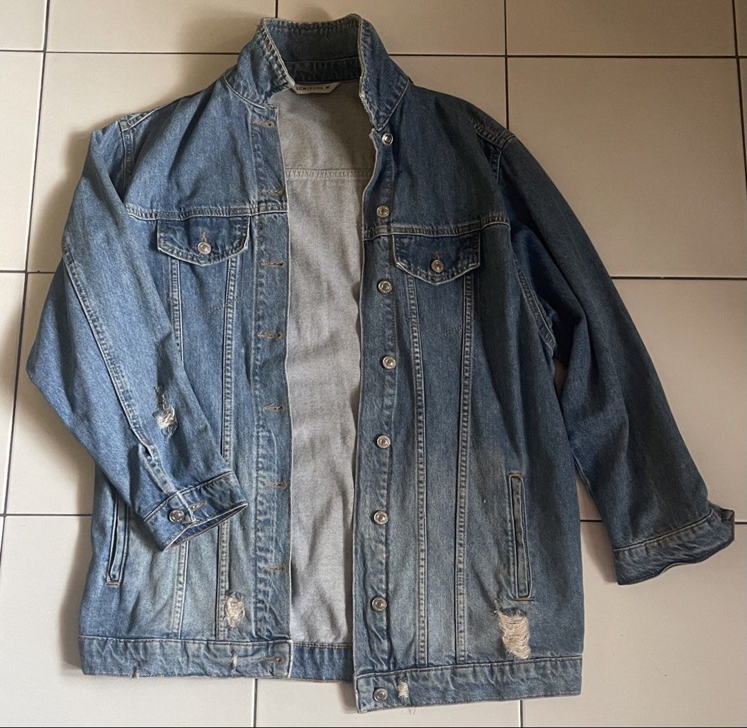 LCW Jeans Distressed Denim Jacket Size M (Category: Coats, Jackets and Outerwear) located in Bacolod City. Submitted by rrol_mll (Listing ID 1471136544, Image 1). Description: - Brand/Model: LCW Jeans Denim Jacket - Size: Medium (tag at collar) to Large - Wash: Classic light to medium wash - Fit: Regular fit, great for everyday wear - Details: Distress details on sleeves and hem - Closures & Pockets: Front button closure with metallic buttons, fu