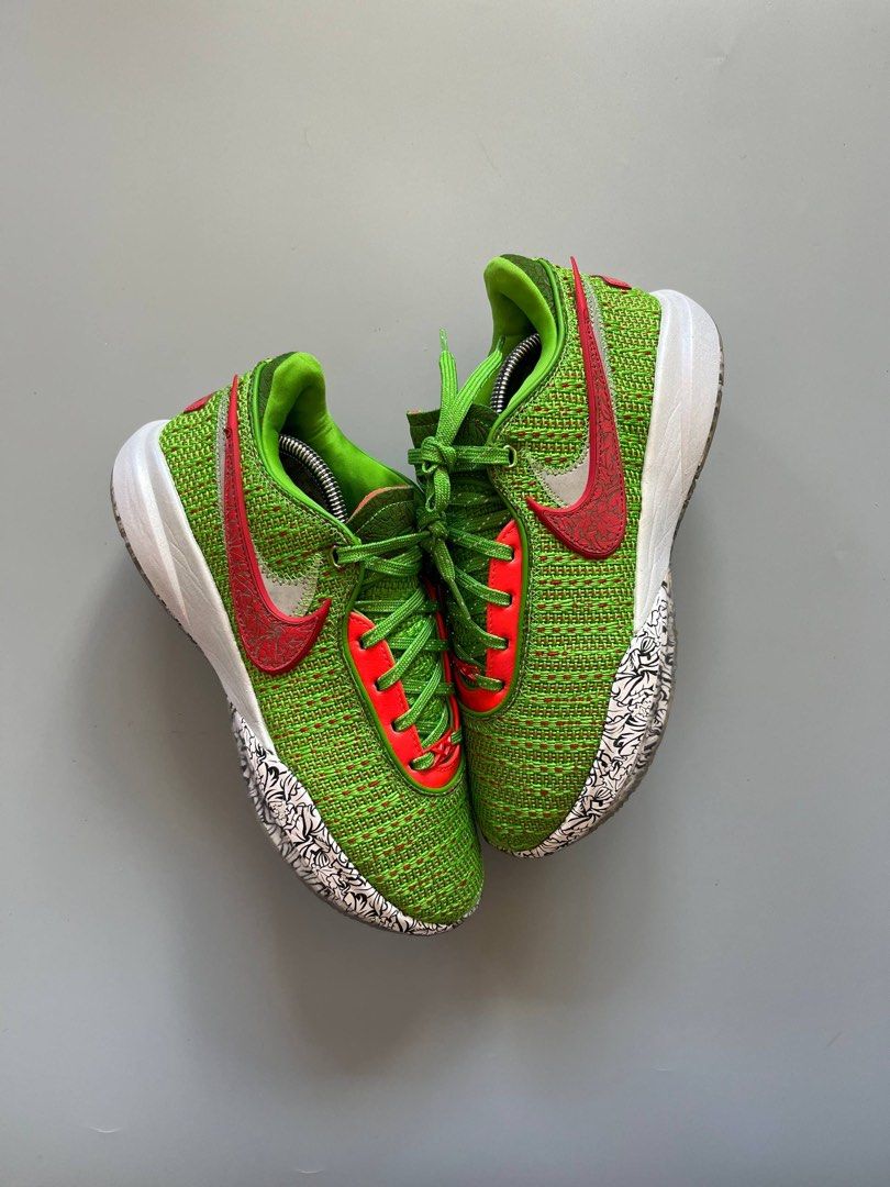 LEBRON 20 CHRISTMAS EP GREEN RED (9.5US) (Category: Sneakers) located in Baguio. Submitted by grabUrPairs (Listing ID 1471153333, Image 3). Description: EXCELLENT TO NEW NO ISSUE 9.5US/27.5CM PAIR ONLY NO ISSUE.