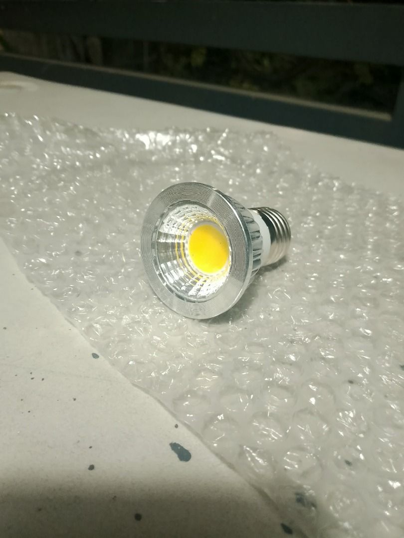 LED Spotlight Bulb Screw Type Warm White (Category: Lighting) located in Rizal. Submitted by bargokarl (Listing ID 1471192705, Image 1). Description: **FOR SALE: COB Spotlight LED Bulb (E27 Socket)** **Price:** ₱100 **Condition:** Brand New inopen lang for testing **Details:** * COB Spotlight LED Bulb * Standard E27 screw base / socket (madaling ikabit sa karaniwang ilawan) * AC 85-265V * Malakas at maliwanag ang ilaw, matipid sa kuryente * decor