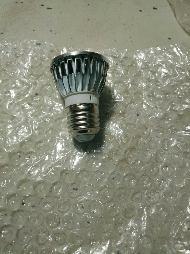 LED Spotlight Bulb Screw Type Warm White (Category: Lighting) located in Rizal. Submitted by bargokarl (Listing ID 1471192705, Image 2). Description: **FOR SALE: COB Spotlight LED Bulb (E27 Socket)** **Price:** ₱100 **Condition:** Brand New inopen lang for testing **Details:** * COB Spotlight LED Bulb * Standard E27 screw base / socket (madaling ikabit sa karaniwang ilawan) * AC 85-265V * Malakas at maliwanag ang ilaw, matipid sa kuryente * decor