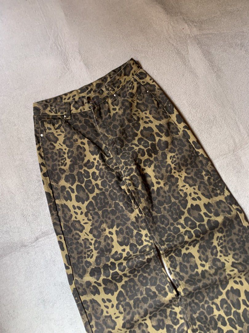 Leopard Baggy Pants (Solid Fit, Comfy and Soldi ren e porma) (Category: Jeans) located in Balingasag. Submitted by nothingbutstyle_jz01 (Listing ID 1471284020, Image 3). Description: 350🏷️ Leopard Baggy Pants (Solid Fit, Comfy and Soldi ren e porma) Brand: Unknown Waist: 31-32 Length: 42 Thighs: A13 Hem: 12 ______ Issue: None Color Rate: 10l10 Condition: 10l10 Hard, MidThick, and MidHeavy Models Height & Size: 5’5 - Size 30.