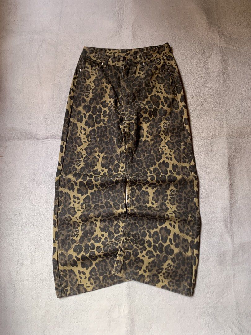 Leopard Baggy Pants (Solid Fit, Comfy and Soldi ren e porma) (Category: Jeans) located in Balingasag. Submitted by nothingbutstyle_jz01 (Listing ID 1471284020, Image 2). Description: 350🏷️ Leopard Baggy Pants (Solid Fit, Comfy and Soldi ren e porma) Brand: Unknown Waist: 31-32 Length: 42 Thighs: A13 Hem: 12 ______ Issue: None Color Rate: 10l10 Condition: 10l10 Hard, MidThick, and MidHeavy Models Height & Size: 5’5 - Size 30.