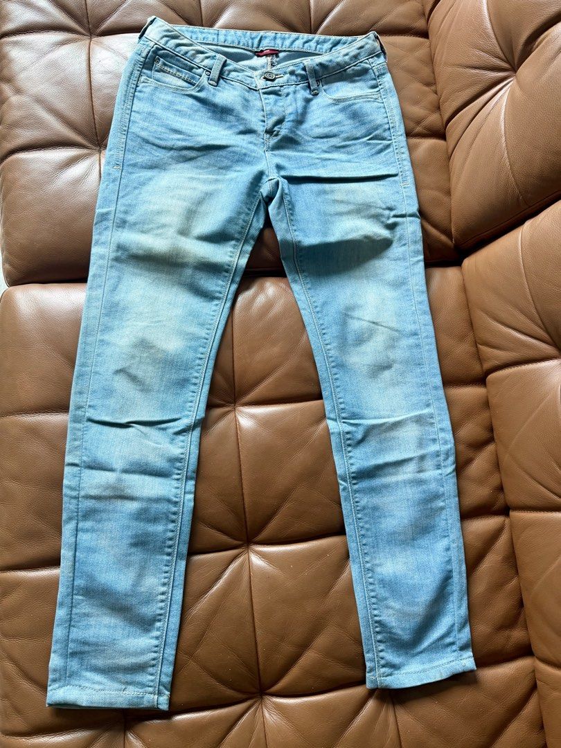 Levi’s Slim Fit Jeans (Category: Jeans) located in Pasig City. Submitted by hellolala.94 (Listing ID 1471179128, Image 1). Description: Measurements (flat laid): • Waist: Approx. 14” across (28” doubled) • Total length: Approx. 34” (waistband to hem) Size tag has been removed. Please refer to the actual measurements shown in the photos. .