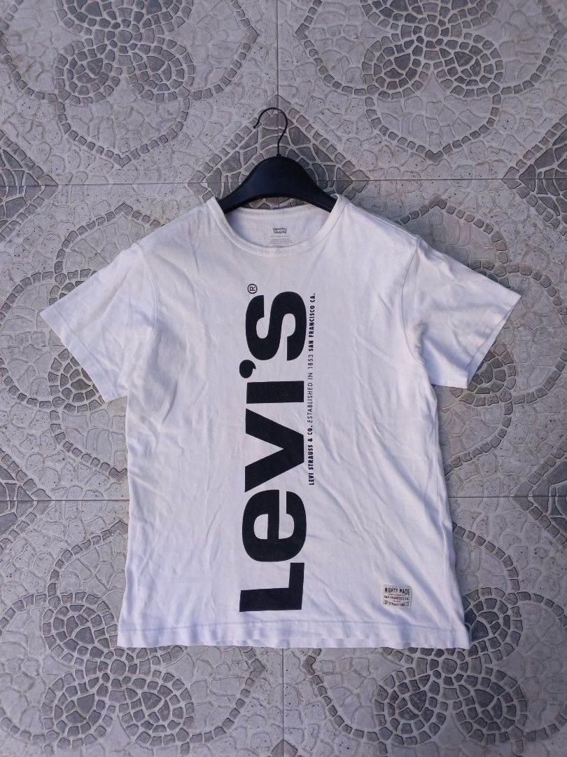 Levi's T-shirt (Category: Tshirts & Polo Shirts ) located in Cebu City. Submitted by authenticgrids (Listing ID 1471217199, Image 1). Description: Levi's men's T-shirt Graphic vertical Levi's Logo 🏷️ Excellent Condition ✨ Issue/s: None Size on Tag : Small 🏷️ Best fit: S - M Dimensions Width 20 inches Length 27 inches We ship nationwide 🚛 ✈️🌏 +SF 📥📥📥📥📥 DM us for more details.