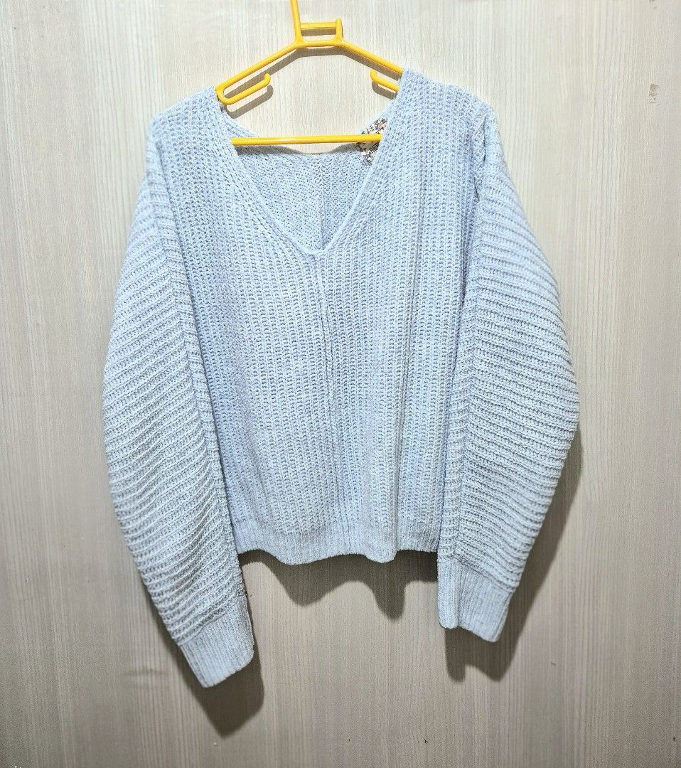 Light Blue V-Neck Chunky Knit Sweater (Category: Coats, Jackets and Outerwear) located in San Mateo. Submitted by sellbypelle (Listing ID 1471204532, Image 1). Description: Pre loved 🌸 Brand: Pink Republic Actual Measurements W: 23 (46 bust) L : 22 inch No Issue Location: Rizal 💰 Payment: GCash — pay first 📦 Shipping: + sf via J&T only 🗓️ Batch shipping: Once a week 💡 Actual color may vary slightly due to lighting and screen settings..