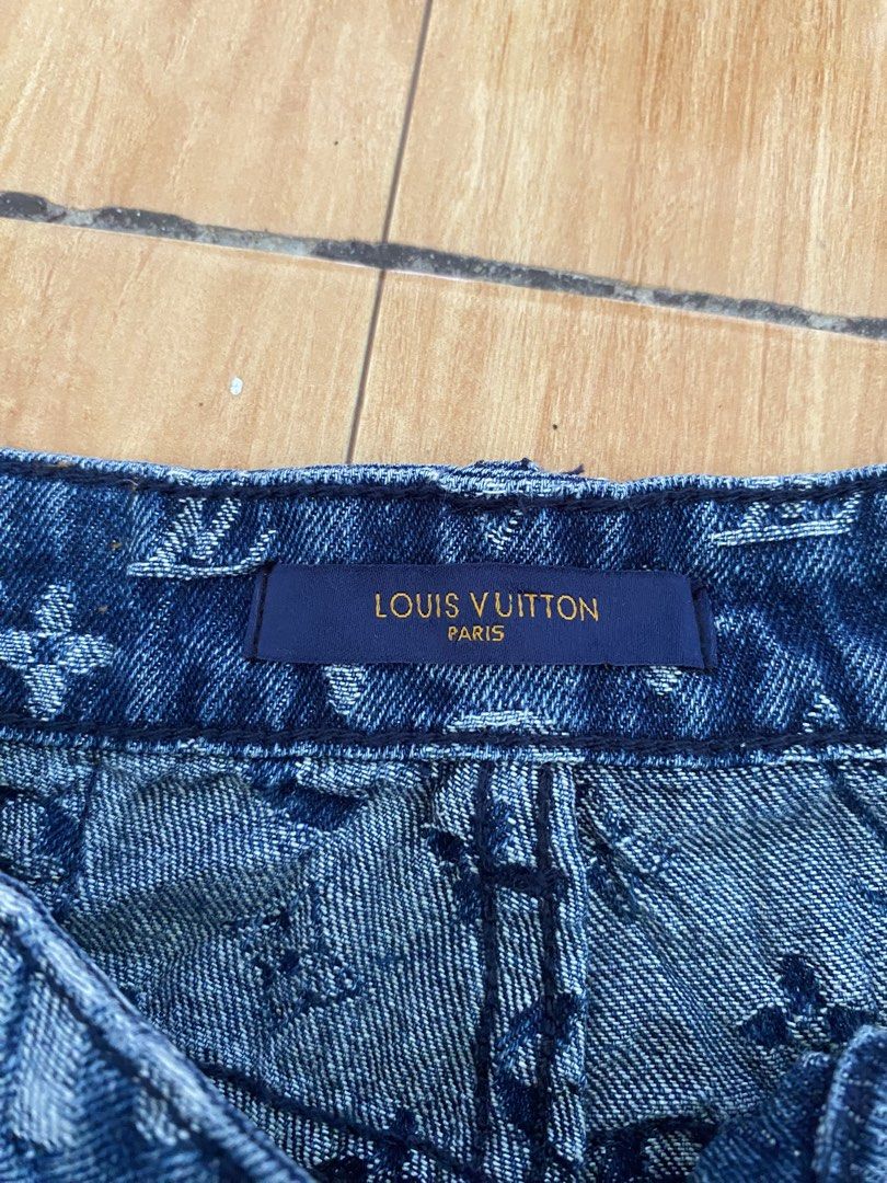 Louis Vuitton (Category: Luxury Apparel) located in Bato. Submitted by itsmethriftlist (Listing ID 1471193622, Image 3). Description: Size small Dimes W28L11.