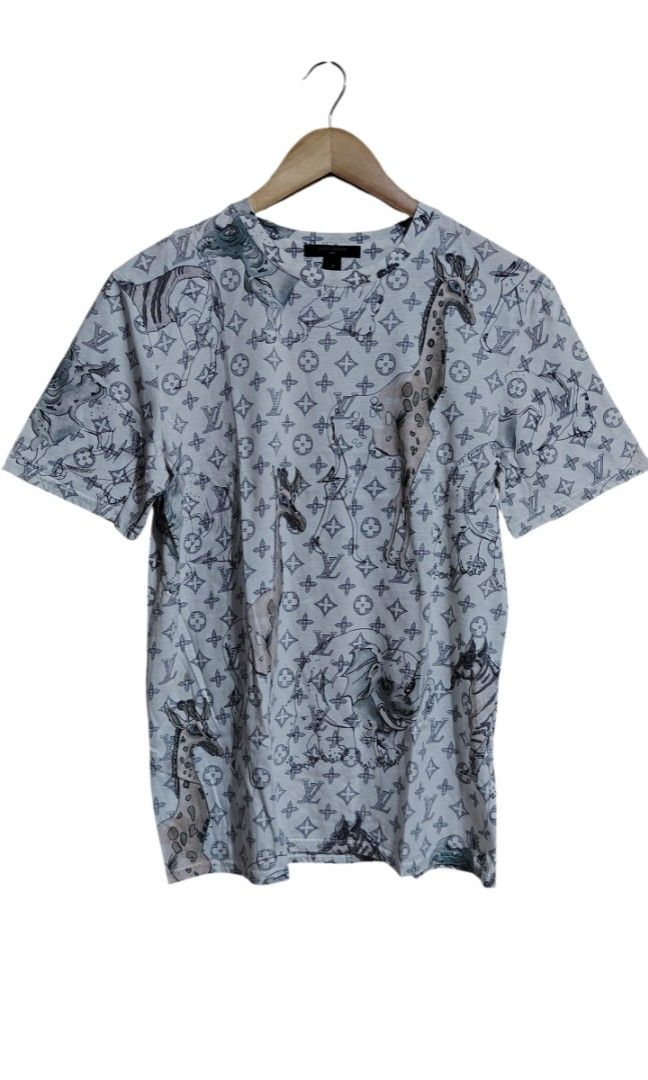 Louis vuitton monogram tee (Category: Luxury Apparel) located in Quezon City. Submitted by thriftmo19 (Listing ID 1471199882, Image 1). Description: Size small / 19.5x26.5 9/10 condition 600 omly.