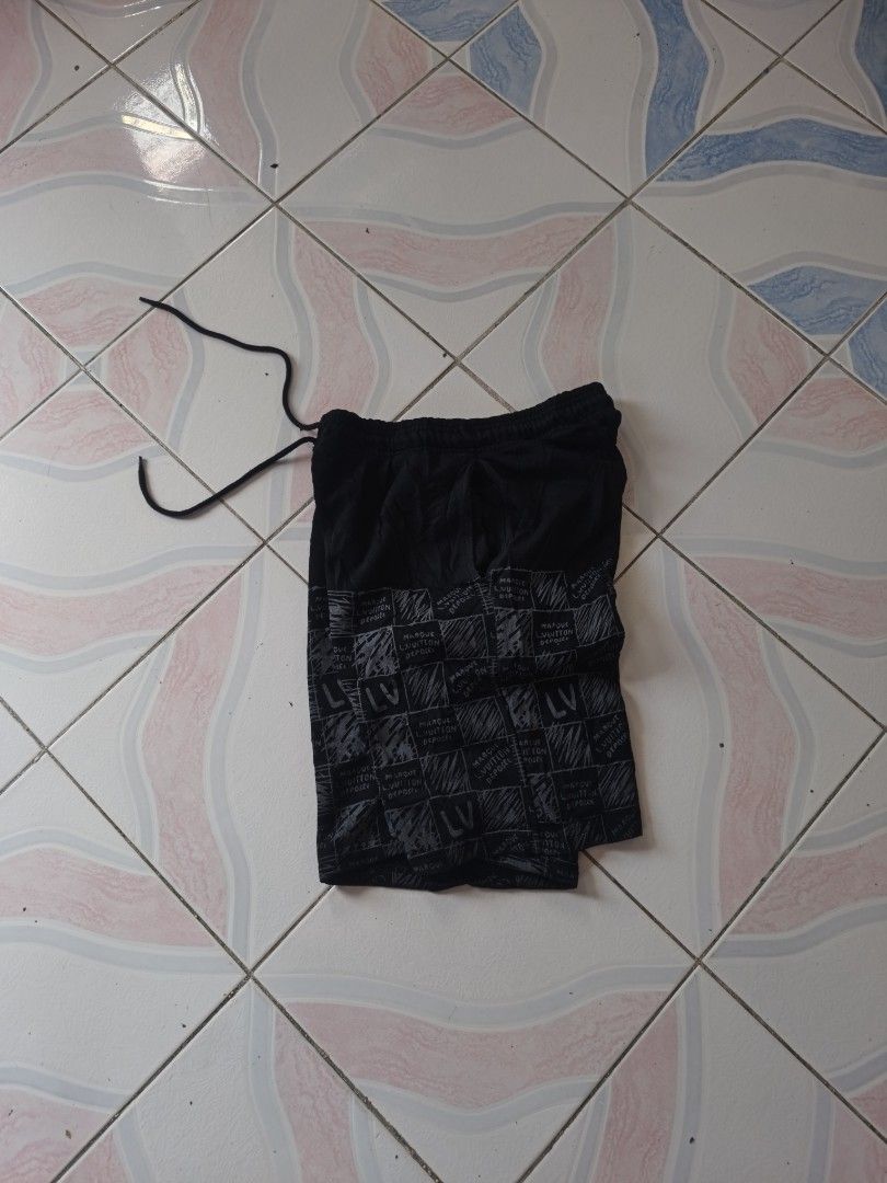 Louis Vuitton Short (Category: Shorts) located in Legazpi City. Submitted by cookandthriftzzzzz (Listing ID 1471195641, Image 1). Description: size L-XL Like new no issue .