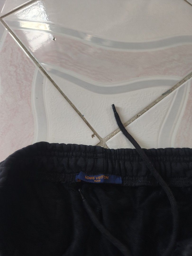 Louis Vuitton Short (Category: Shorts) located in Legazpi City. Submitted by cookandthriftzzzzz (Listing ID 1471195641, Image 3). Description: size L-XL Like new no issue .