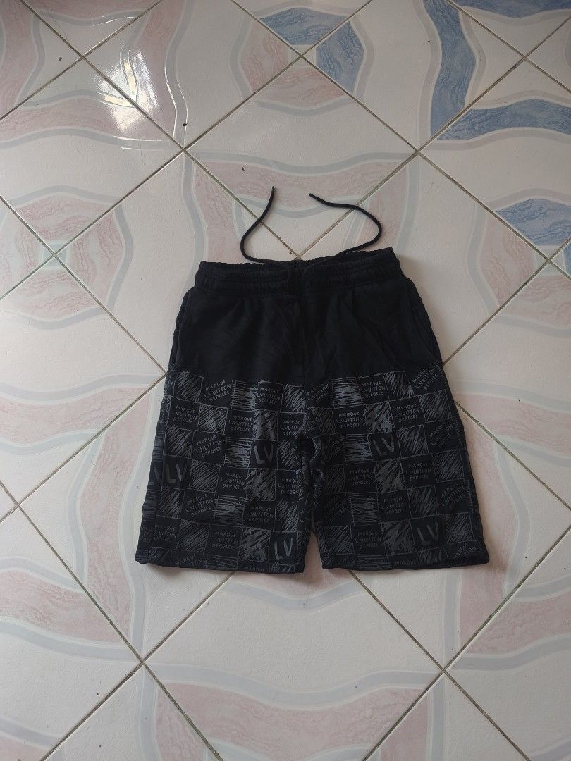 Louis Vuitton Short (Category: Shorts) located in Legazpi City. Submitted by cookandthriftzzzzz (Listing ID 1471195641, Image 2). Description: size L-XL Like new no issue .