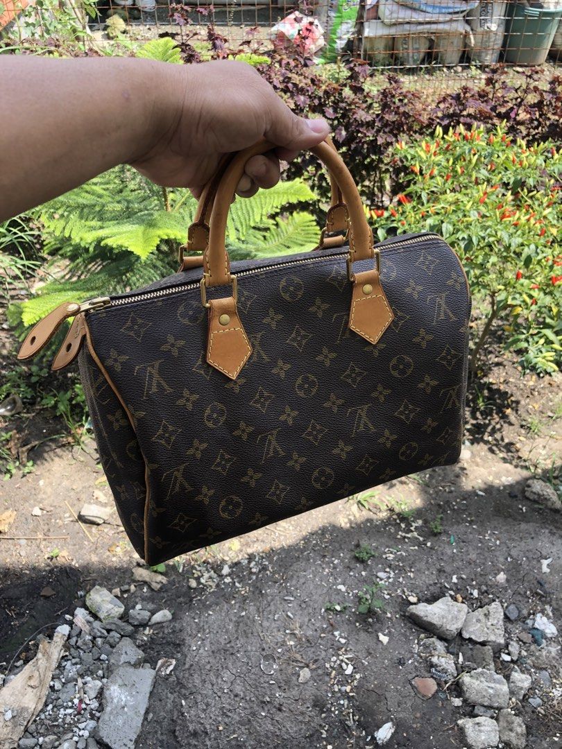 LOUIS VUITTON SPEEDY BAG (Category: Luxury Bags & Wallets) located in Manila. Submitted by shinjohhn. (Listing ID 1471207835, Image 1). Description: LV SPEEDY BAG EXCELLENT TO ASNEW CONDITION NO ISSUE JAPAN SURPLUS J&T.