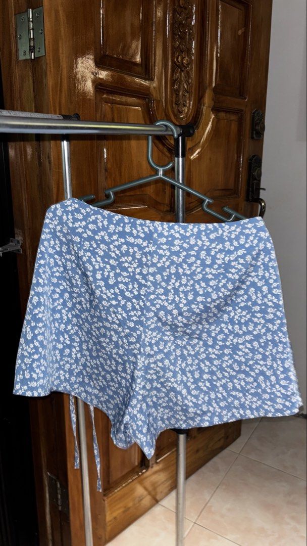 Lovito Blue Floral Wrap Shorts Skort (Category: Shorts) located in Manila. Submitted by bejdjsvw (Listing ID 1471199402, Image 2). Description: - send pm for more pics and when worn - price still negotiable - mop: gcash, maribank, bpi, cod - mod: j&t, gogo exp, lbc, or same day delivery - if meet-up, around monumento caloocan or sampaloc manila .