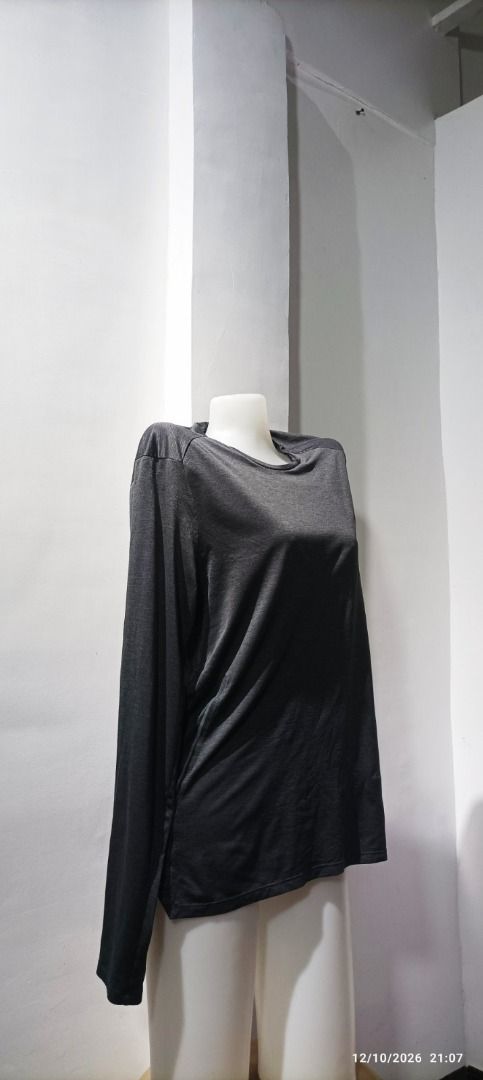 Lululemon Men (size L) Long Sleeve (Category: Activewear) located in Calamba. Submitted by lulu.thrift.finds (Listing ID 1471253950, Image 3). Description: Lululemon Men Size L Long Sleeve Flaw: w/ small stitch at the back No discount for single items. Can give a little discount for multiple-item purchases. Kindly check my store, selling all lulu :) First to pay basis Payment via GCash only Shipped thru Jnt within 2-3 days Free shipping for min 1