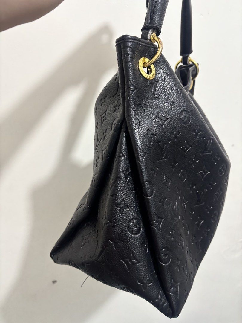 LV (Category: Shoulder Bags) located in Angeles City. Submitted by ysa_main (Listing ID 1471277268, Image 3). Description: May missing ring sa likod pero like new ang bag.