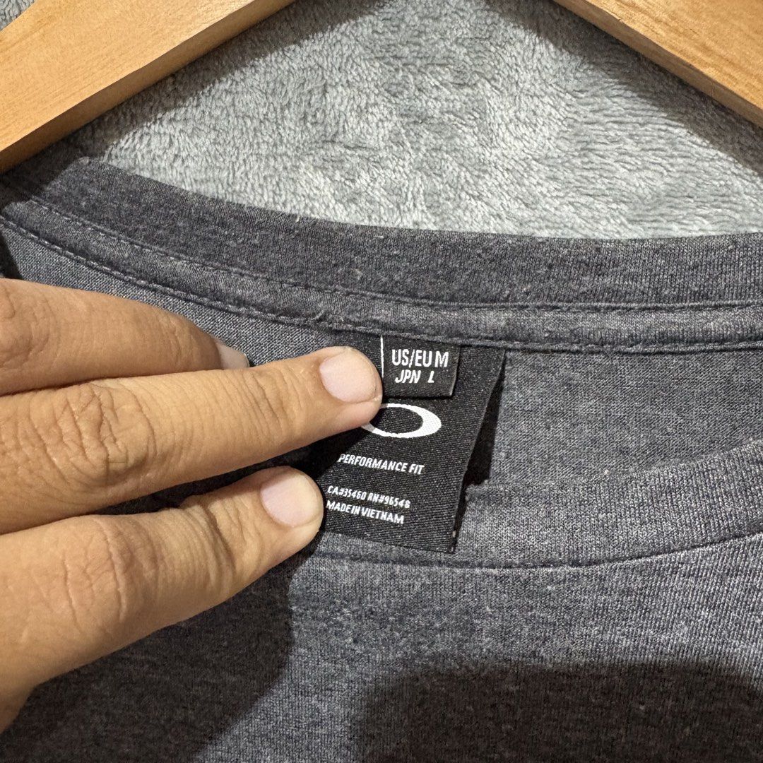 M - Oakley "Evolution Never Stops" Long Sleeve Shirt Heather Grey Performance Fit (Category: Tshirts & Polo Shirts ) located in Tuguegarao City. Submitted by past10 (Listing ID 1471280462, Image 3). Description: Upgrade your streetwear rotation with this authentic Oakley Performance Fit long-sleeve tee. Featuring a clean heathered dark grey base accented by bold typographic side-panel sleeve graphics, this piece strikes the perfect balance betwee