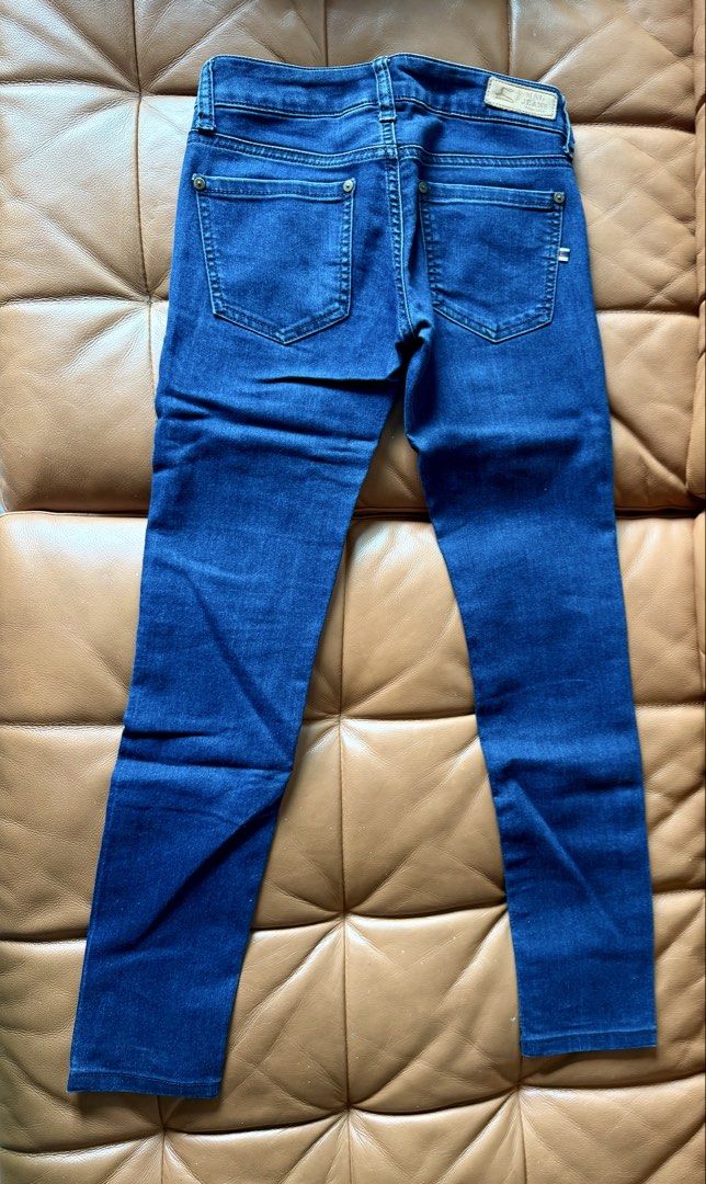 Mango Jeans Skinny Fit (Category: Jeans) located in Pasig City. Submitted by hellolala.94 (Listing ID 1471180458, Image 2). Description: Measurements (flat laid): * Waist: Approx. 14” across (28” doubled) * Total length: Approx. 34–35” (waistband to hem) Good preloved condition. Please refer to photos for actual measurements and details..