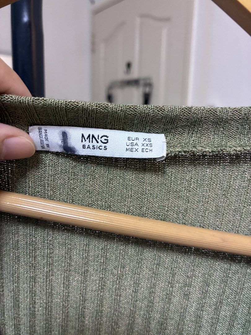 Mango ribbed v-neck top M-L (Category: Sleeveless) located in Manila. Submitted by jdjdnxei (Listing ID 1471152931, Image 3). Description: small on tag but runs big, fits med-large.