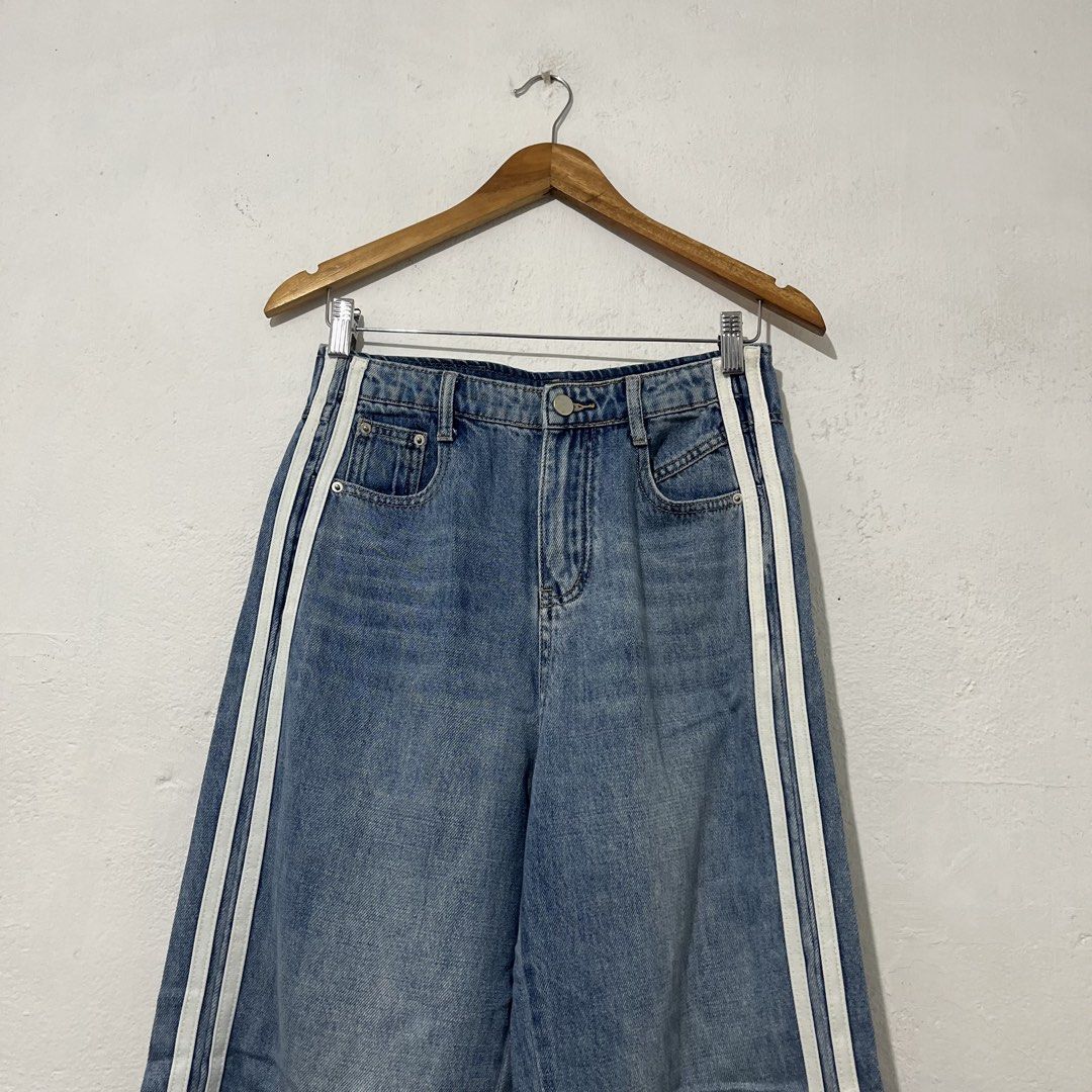 Men's Two Stripes Denim Pants [Size: 28"] (Category: Jeans) located in Quezon City. Submitted by jpsstore (Listing ID 1471229003, Image 2). Description: Size: 28" Length: 40" No issue MOP: Gcash SHIPPING: J&t | Lalamove .