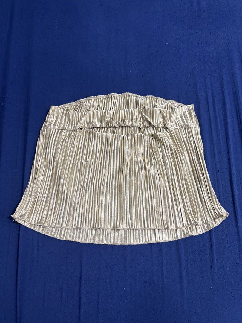 Metallic Gold Pleated Mini Skirt (Category: Skirts) located in Dasmarinas. Submitted by aurea_lovely (Listing ID 1471166225, Image 2). Description: S-M Gold pleated design No issue Very nice in actual.